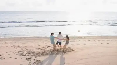 konsep foto paket tour lombok bergandengan tangan dengan ayah dan ibu di pinggir pantai konsep foto paket tour lombok bergandengan tangan dengan ayah dan ibu di pinggir pantai