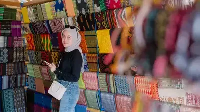 konsep foto paket wisata lombok seorang gadis foto di depan kain tenun lombok konsep foto paket wisata lombok seorang gadis foto di depan kain tenun lombok