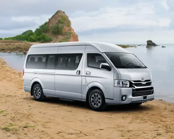 mobil hiace di lombok dengan pemandangan pantai seger di mandalika