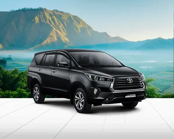 mobil innova reborn berlatar belakang sawah sembalun pada saat pagi hari