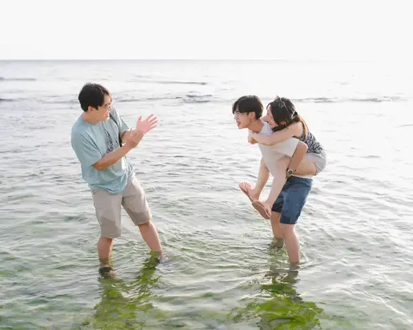 konsep foto paket wisata lombok, ayah bergembira dengan bertepuk tangan, anak menggendong ibu sambil tertawa konsep foto paket wisata lombok, ayah bergembira dengan bertepuk tangan, anak menggendong ibu sambil tertawa