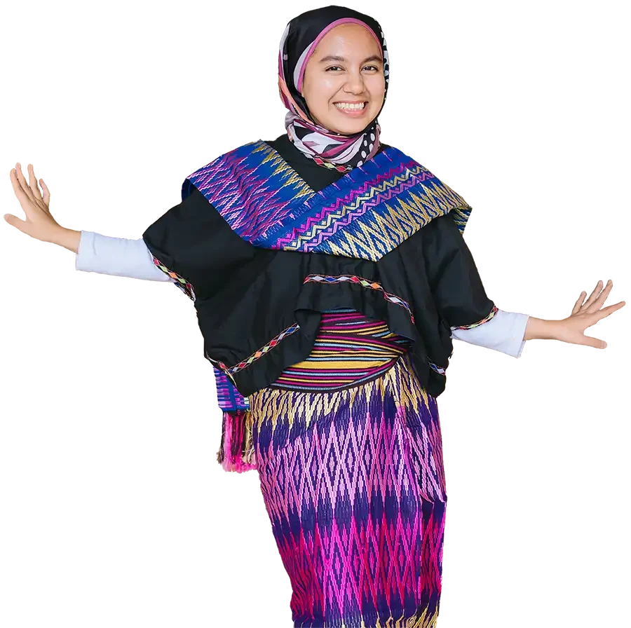 tamu paket wisata lombok berpose menggunakan baju adat sasak di desa sukarara 1 tamu paket wisata lombok berpose menggunakan baju adat sasak di desa sukarara 1